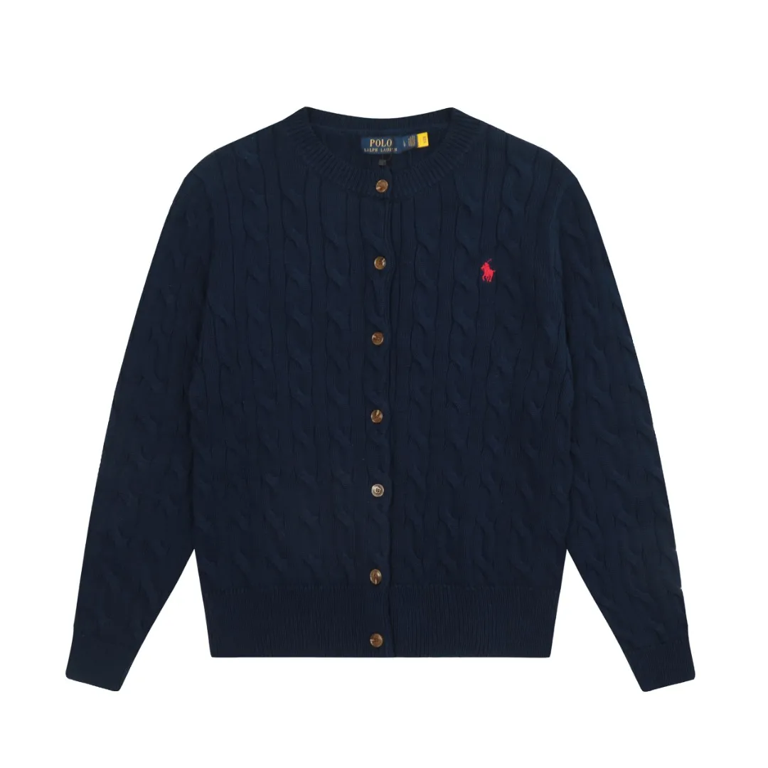 🅿️230 "Top quality" Style number: DS006# [Ralph Lauren round neck solid color pony embroidered logo twist knitted cardigan] ✅Ralph Lauren classic basic versatile knitted cardigan jacket for all seasons ✅Main supplier platform live broadcast Wholesale entity Replacement if out of stock No removal from shelves ✅ZP quality 1:1 version Scan code to enter the GF website Counter quality ✅Detailed quality The only one in Guangzhou Imported quality cotton yarn Focusing on high-end, cost-effective, and good quality. Needless to say, the version is restored to the original version. The maximum size can be worn up to 160 pounds. Loose, comfortable and stress-free. ✅The upper body is simple and easy to match. A must-have for goddess ootd. Good-looking clothes are never picky. A must-have in the goddess’ wardrobe. Size: S-XL. Color: Black, navy, off-white, gray, light blue, light pink, colorful blue, khaki, bright yellow, purple, Chinese red, turquoise green.